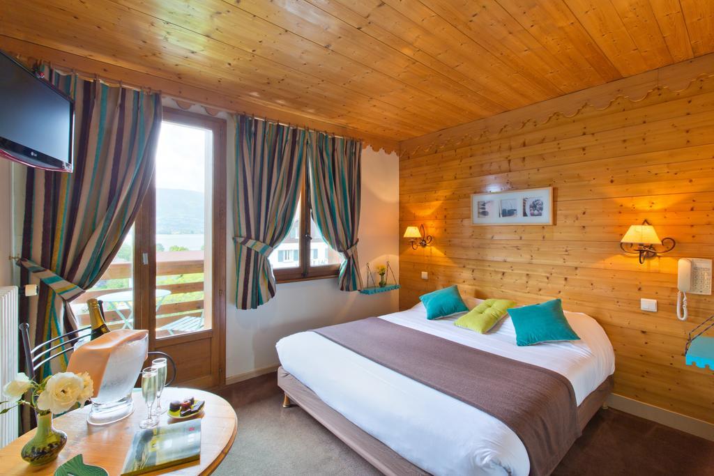 Hotel Logis La Charpenterie Talloires Habitación foto