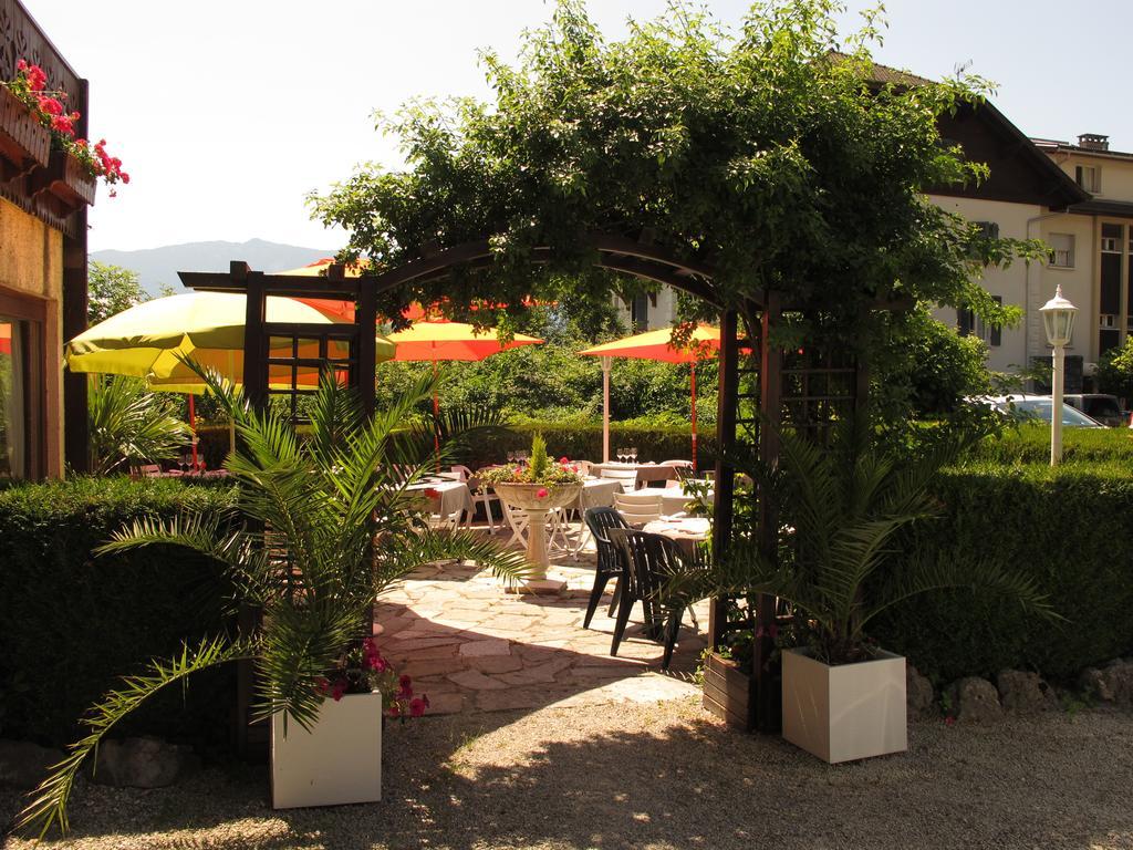 Hotel Logis La Charpenterie Talloires Exterior foto